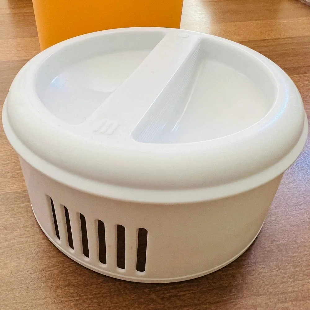 Vintage Rubbermaid 2 Quart Juice Container Bright Orangey- Yellow Daffodil #2445